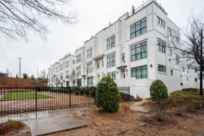 Townhouse . Rooftop . Cloud Couch . 85 Inch TV . 2 Miles from UPTOWN CHARLOTTE